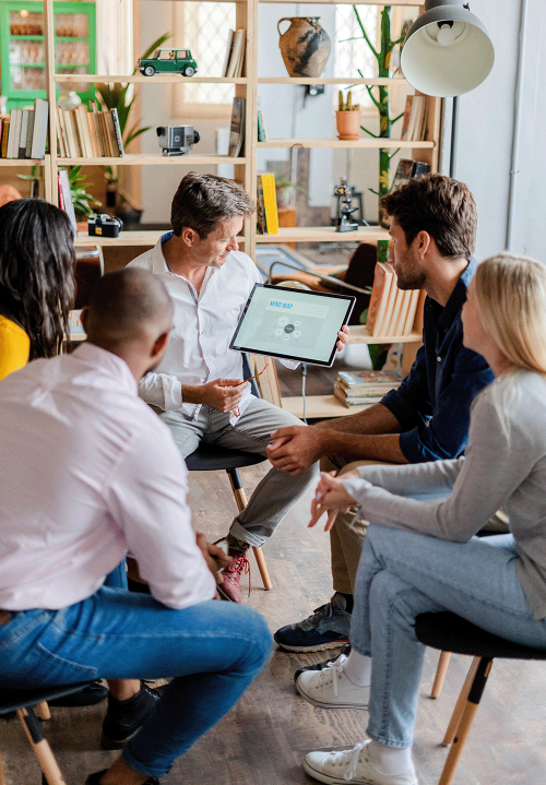 Personen arbeiten gemeinsam